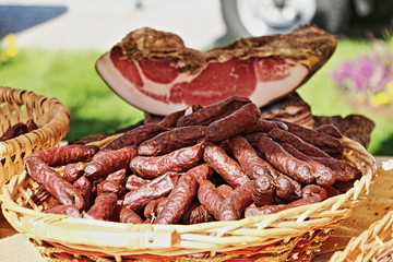 cesto di salsicce e speck