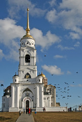 Fototapeta na wymiar VLADIMIR, RUSSIA - APRIL 18, 2009: The bell tower of the Dormiti