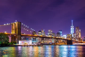 Türaufkleber Schöne Aussicht auf die Brooklyn Bridge in New York City mit Blick auf Manhattan bei Nacht © littleny