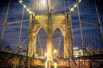 Fotobehang Prachtige Brooklyn Bridge in New York City & 39 s nachts gezien vanaf het voetgangerspad © littleny