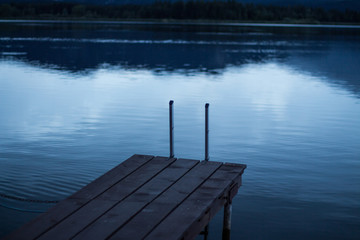 Anlegestelle mit Leiter an einem blauen See
