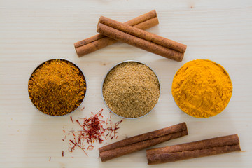 coriandolo, paprika, cannella, zafferano e cardamomo su legno