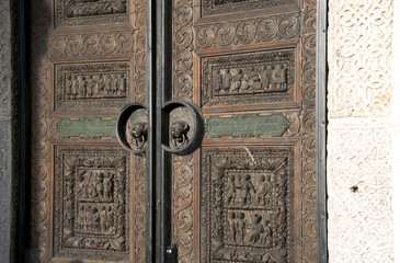 milano, portale della basilica di San Ambrogio
