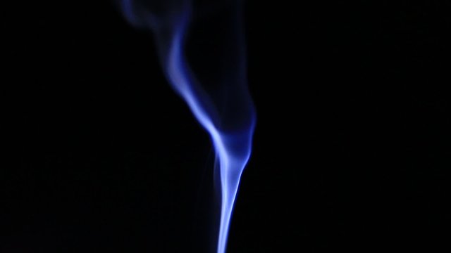 karanlıkta mavi duman hareket ediyor