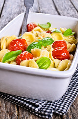 Pasta with tomatoes, Basil and cheese