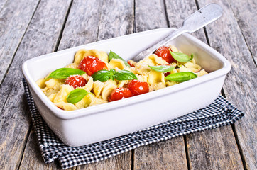 Pasta with tomatoes, Basil and cheese