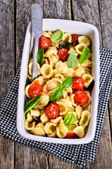 Pasta with tomatoes, Basil and cheese