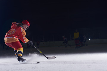 Obraz premium teen ice hockey player in action
