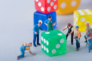 カラフルなダイスとたくさんの人間