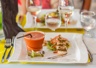 gaspacho de tomates et brochette de crevettes