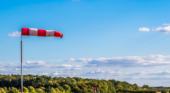 Windhose am Flugplatz in Mainz Finthen an einem windigen Herbsttag