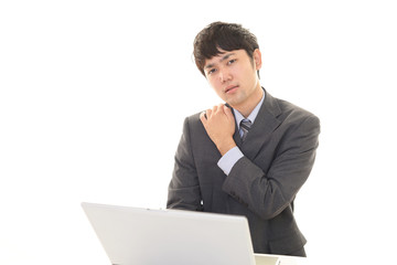 肩痛を訴えるビジネスマン