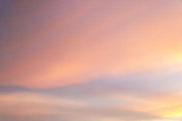 Fototapeta premium Pomarańczowe niebo w niedzielę zbliżyło się do jesieni.