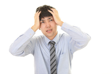 頭痛に苦しむ男性