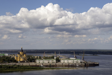 Fototapeta na wymiar Стрелка в Нижнем Новгороде. Впадение реки Оки в Волгу.
