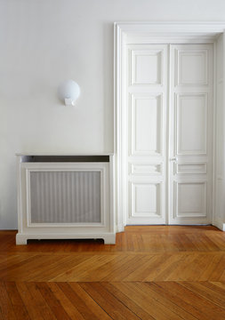 Porte et parquet ancien d'appartement priv&eacute; parisien 