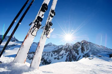 Poster Im Rahmen Skiausrüstung im Hochgebirge im Schnee im Winter © dell