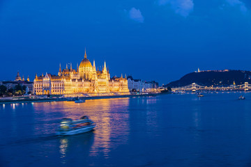 Fototapeta na wymiar Evening view over river to Parliament house and Chain bridge, Budapest, Hungary, Europe