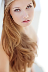 Naklejka premium Beautiful woman walking in town