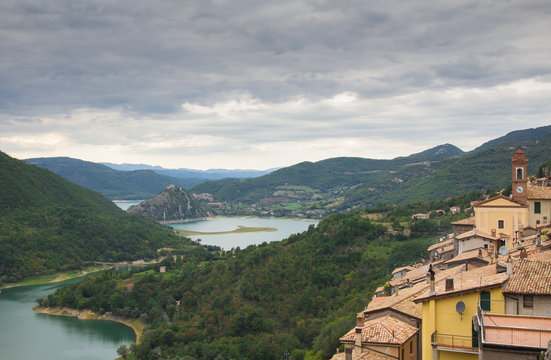 Foto panoramica del lago di Turano in Lazio