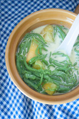Thai dessert, rice noodles made of rice eaten with coconut milk,