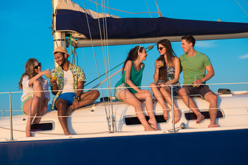 Obraz premium Friends spend a weekend on a yacht.