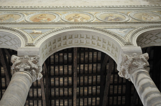 Colonne e capitelli in cattedrale a Ravenna, Italia
