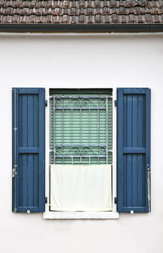 Finestra con imposte blu