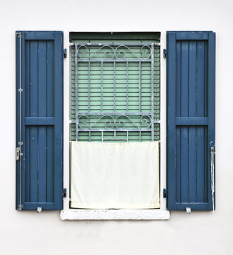 Finestra con imposte blu