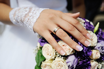 Obraz na płótnie Canvas a wedding ring on the bride's wedding bouquet