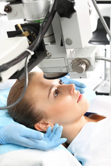 Operacja okulistyczna.Pacjentka  na sali operacyjnej podczas zabiegu chirurgii okulistycznej - obrazy, fototapety, plakaty