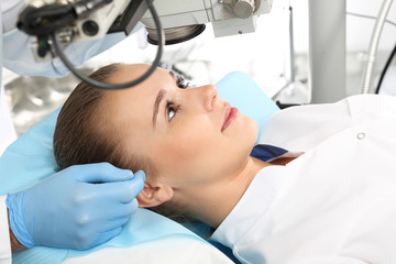 Operacja oczu, przychodnia okulistyczna.Pacjentka  na sali operacyjnej podczas zabiegu chirurgii okulistycznej - obrazy, fototapety, plakaty