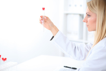 Naklejka premium Female scientific research. in laboratory