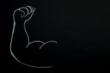 Disegno su lavagna di un braccio che mostra il bicipite