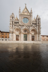 Obraz premium Dom in Siena, ohne Menschen nach einem starken Regen