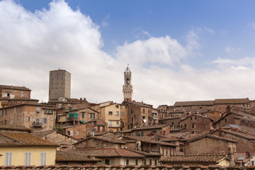Dächer in Siena, mit schönem blauen Himmel