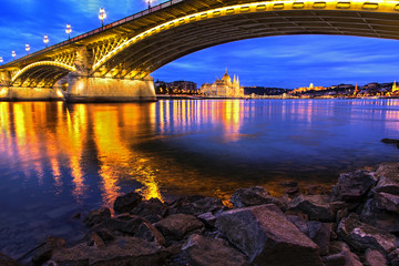 Fototapeta na wymiar BUdapest mit Parlament und Elisabethbrücke