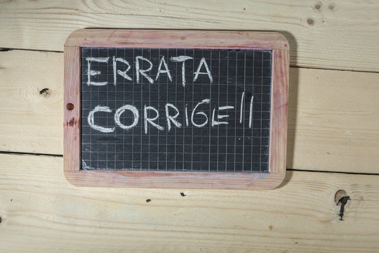 lavagna con scritta errata corrige