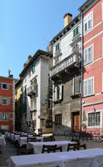 Rue dans la vieille ville de Rovinj en Croatie
