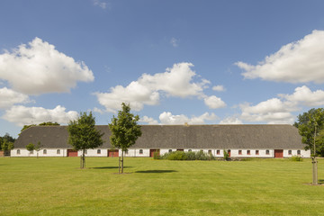 Langgestreckter Stall