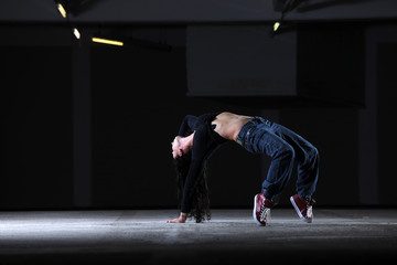 breakdancefigur einer jungen sportlichen Frau