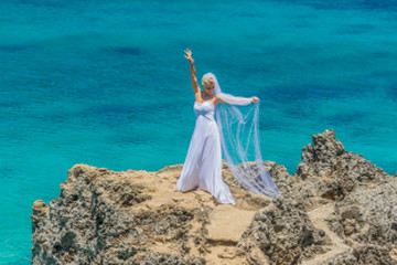 Fototapeta na wymiar young caucasian bride on wedding day on tropical sea background,