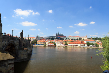 Obraz premium View towards Prague Castle and Mala Strana (Lesser Town) with Charles Bridge