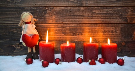 Weihnachten Hintergrund - Adventskerzen - vierter Advent - Puppe mit Herz - Weihnachtskarte,...