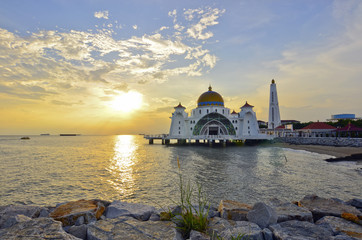 Obraz premium majestic floating mosque at malacca straits during sunset