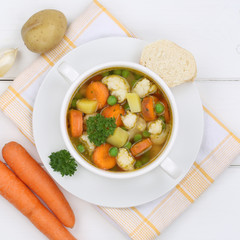 Gemüsesuppe Gemüse Suppe in Suppentasse mit Karotten von oben