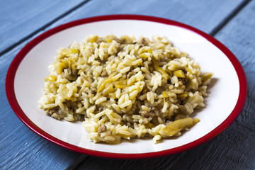 a plate of rice with green beans
