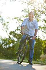 Obraz premium Mann fährt Rad mit Mountainbike