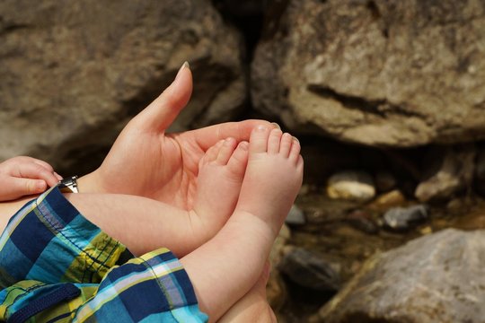 Baby feet in mother hand