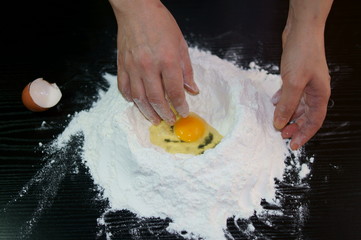 Casalinga in azione mentre prepara la pizza